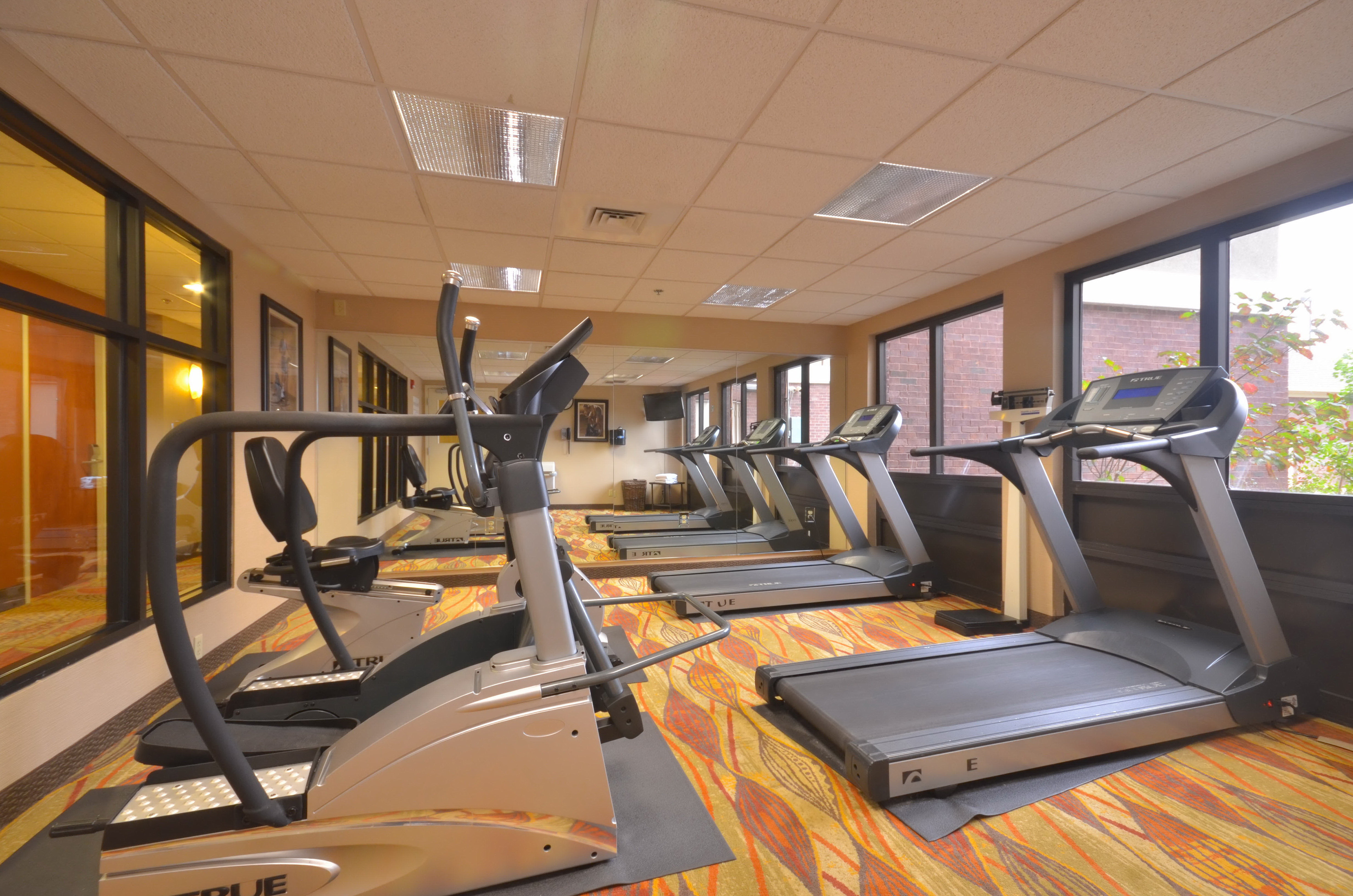 holiday inn express and suites pine bluff pines ma
