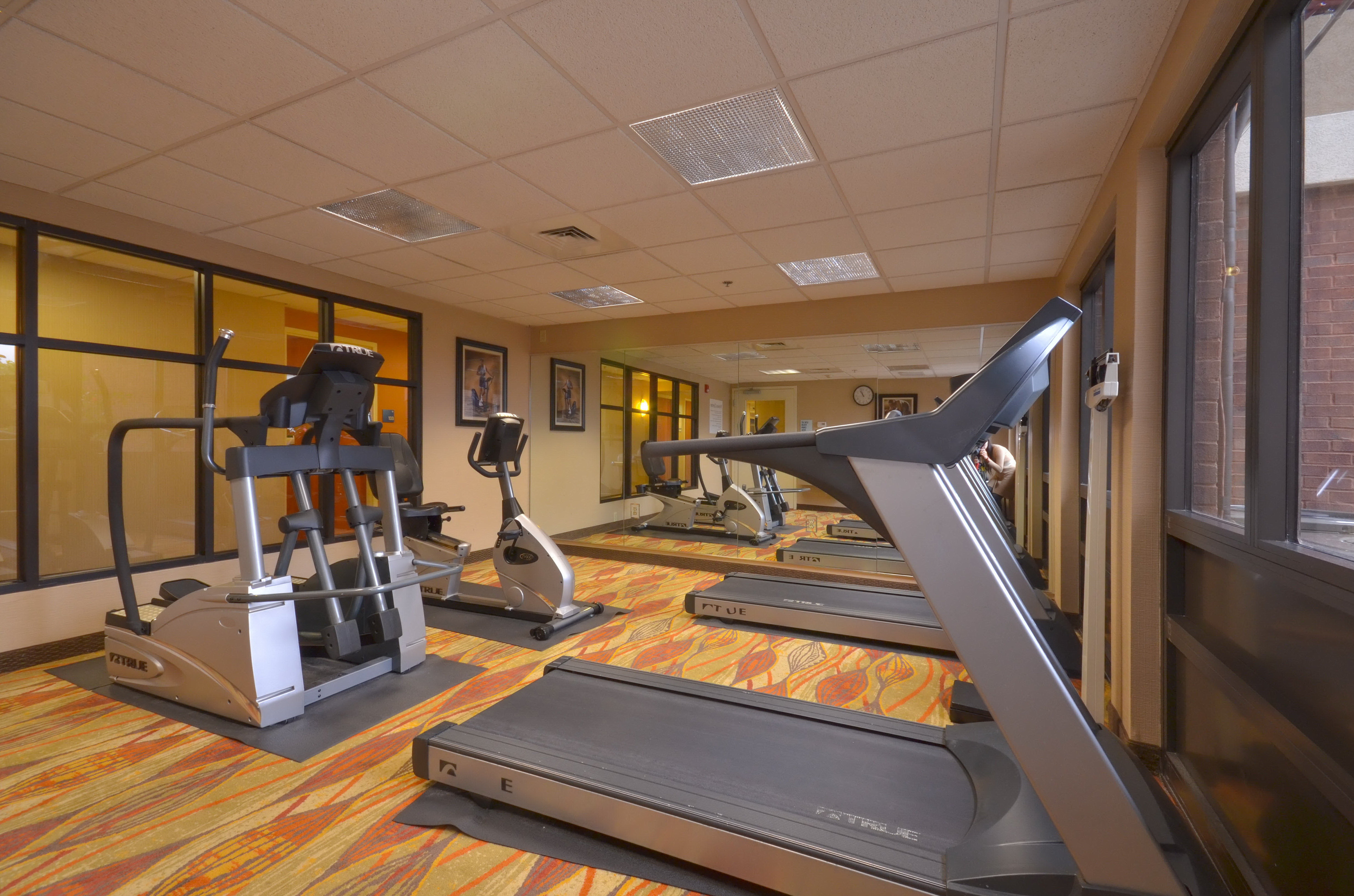 holiday inn express and suites pine bluff pines ma