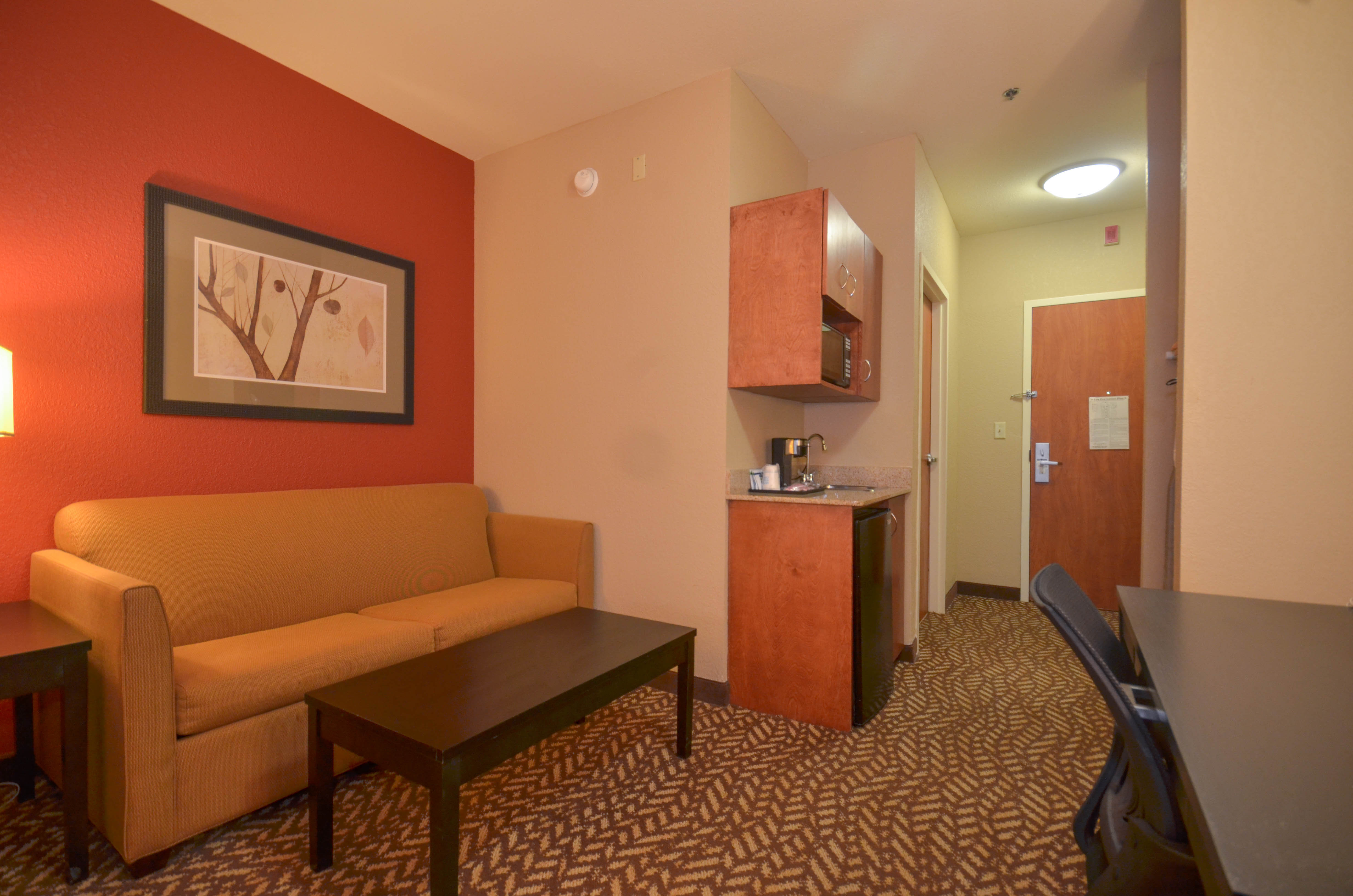 holiday inn express and suites pine bluff pines ma