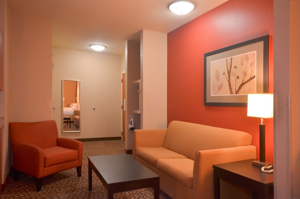 holiday inn express and suites pine bluff pines ma