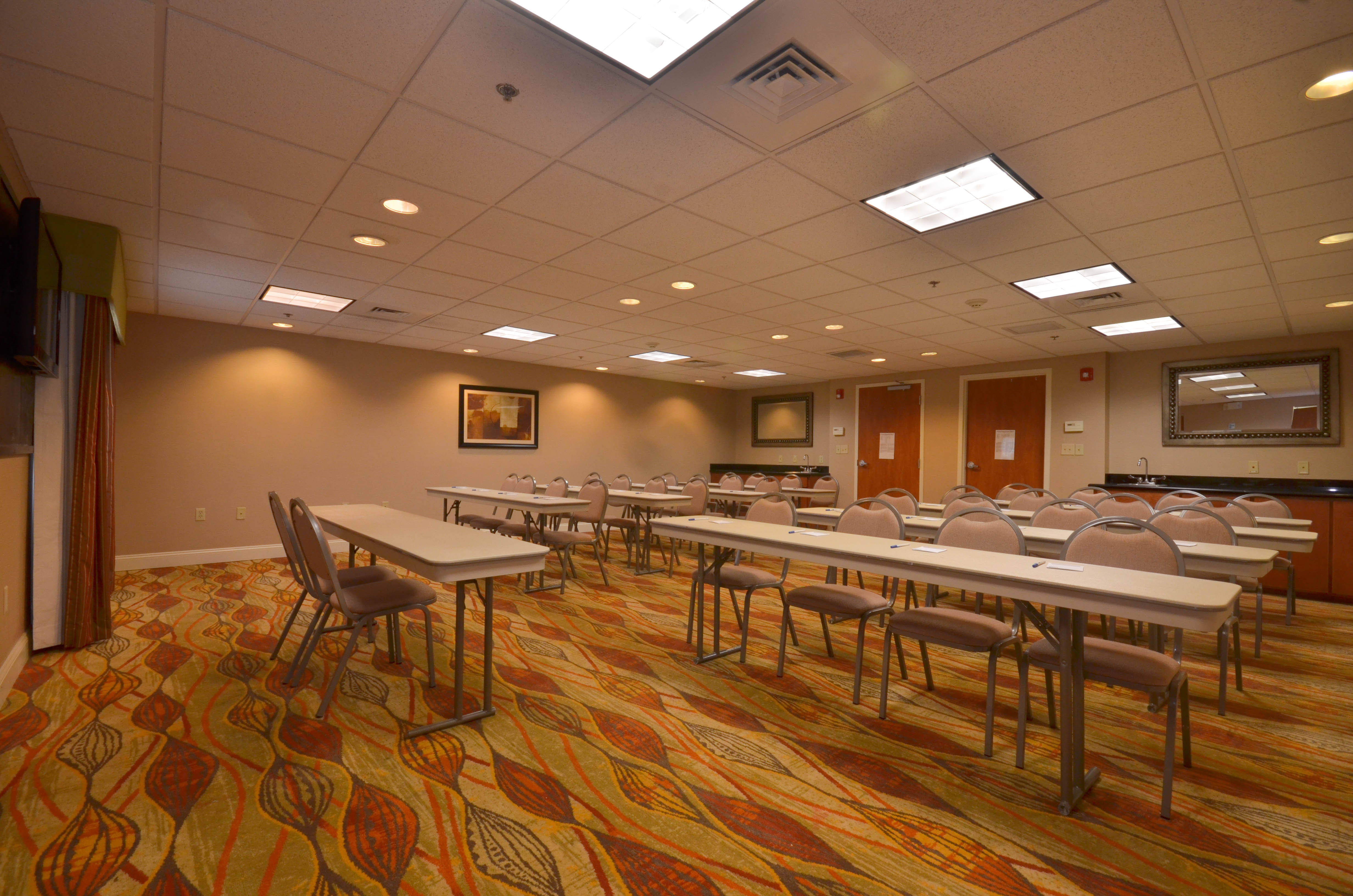 holiday inn express and suites pine bluff pines ma