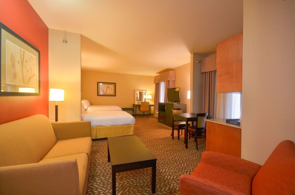 holiday inn express and suites pine bluff pines ma