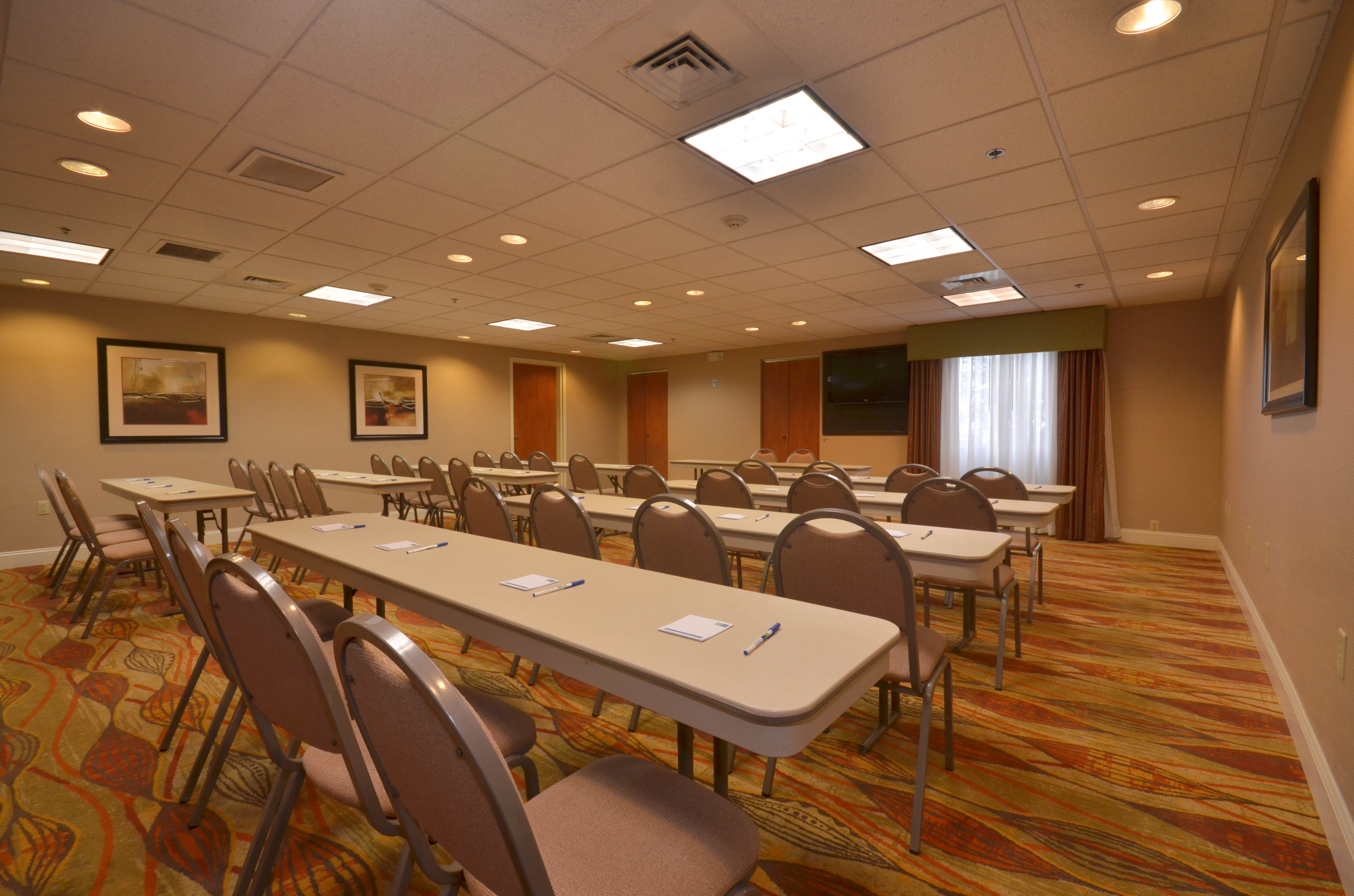holiday inn express and suites pine bluff pines ma