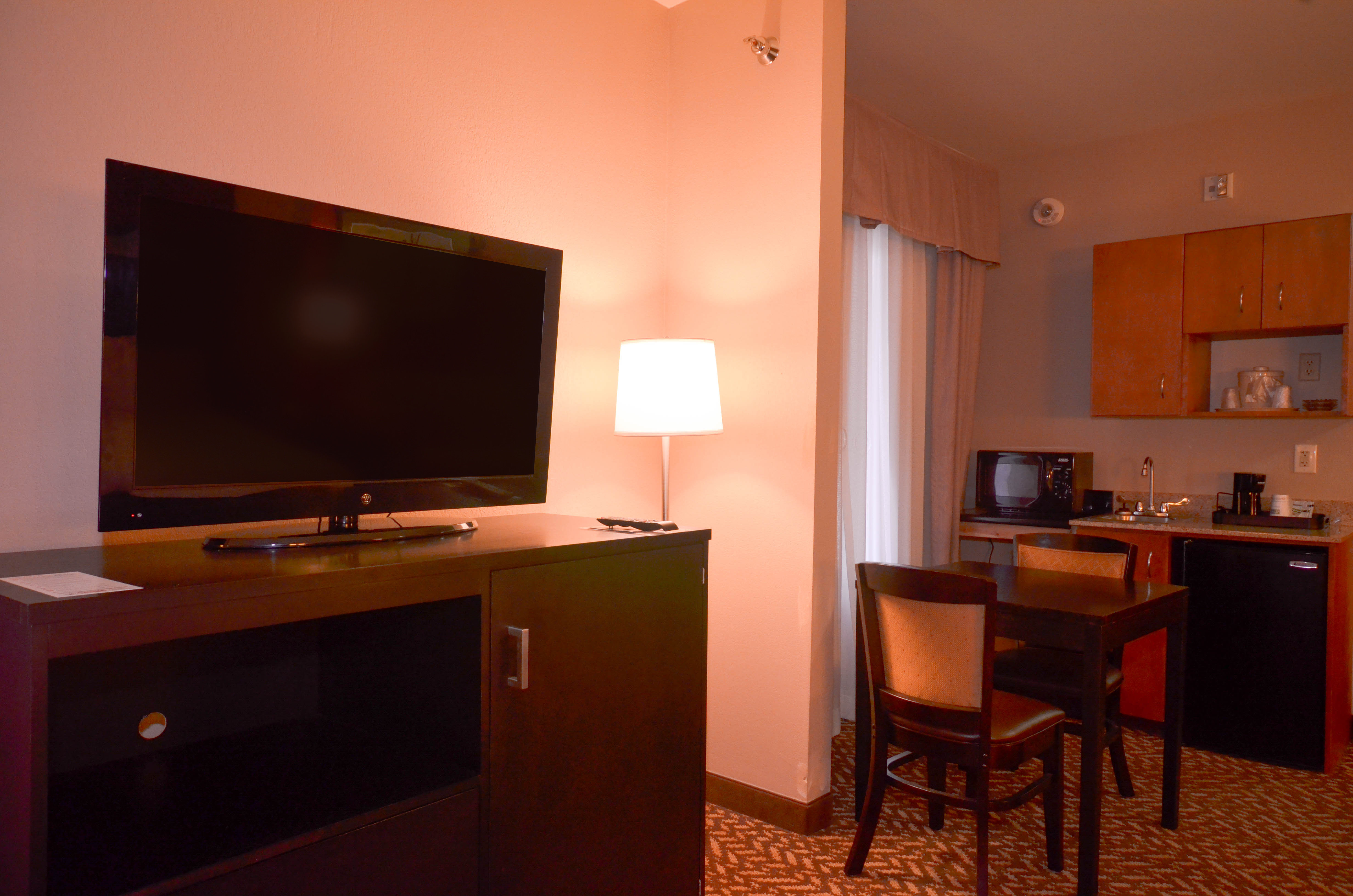 holiday inn express and suites pine bluff pines ma