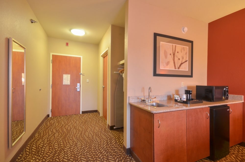 holiday inn express and suites pine bluff pines ma