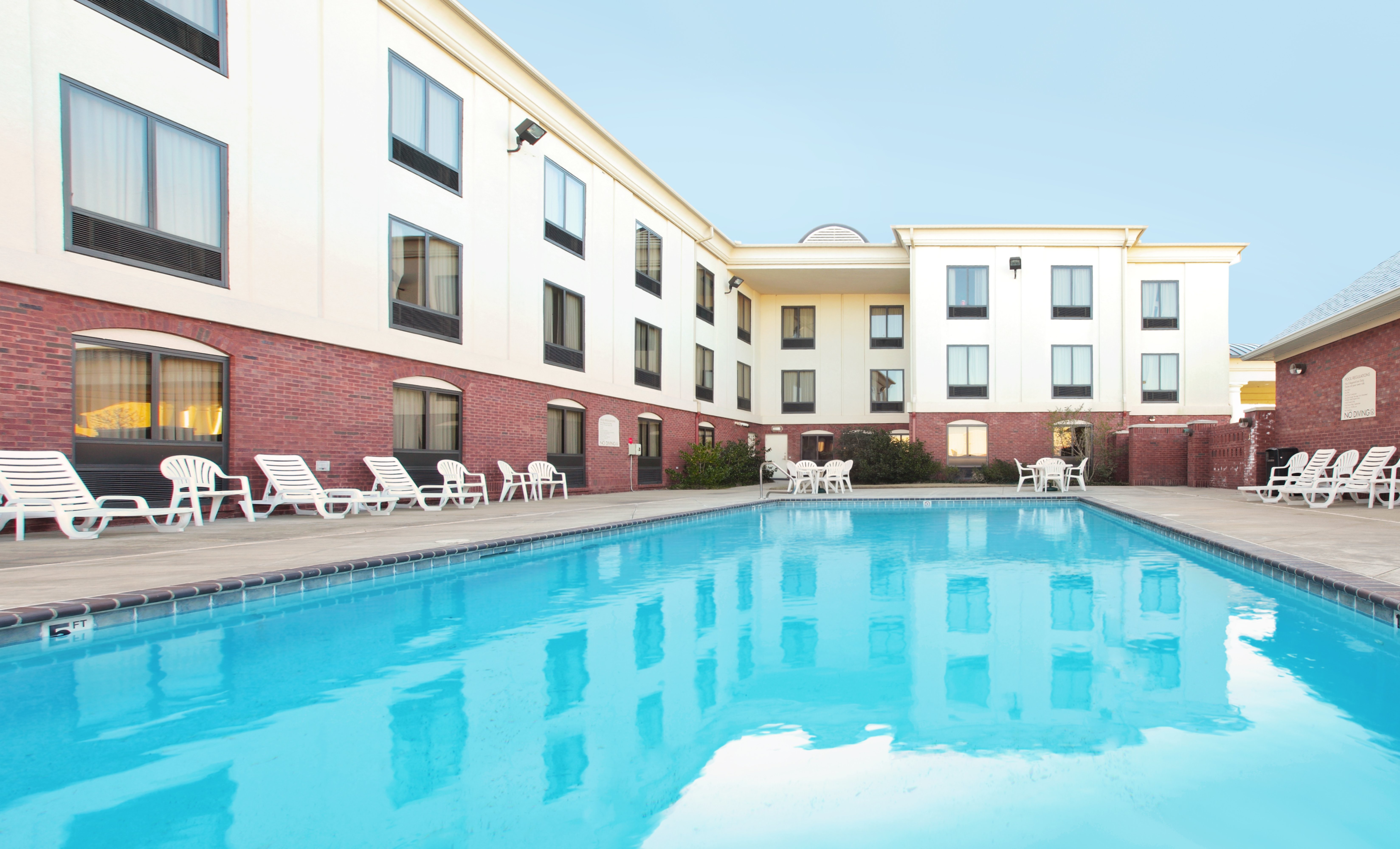 holiday inn express and suites pine bluff pines ma