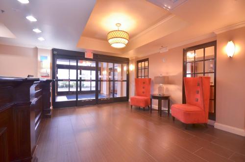 holiday inn express and suites pine bluff pines ma