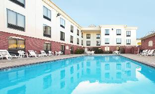 holiday inn express and suites pine bluff pines ma