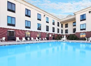 holiday inn express and suites pine bluff pines ma