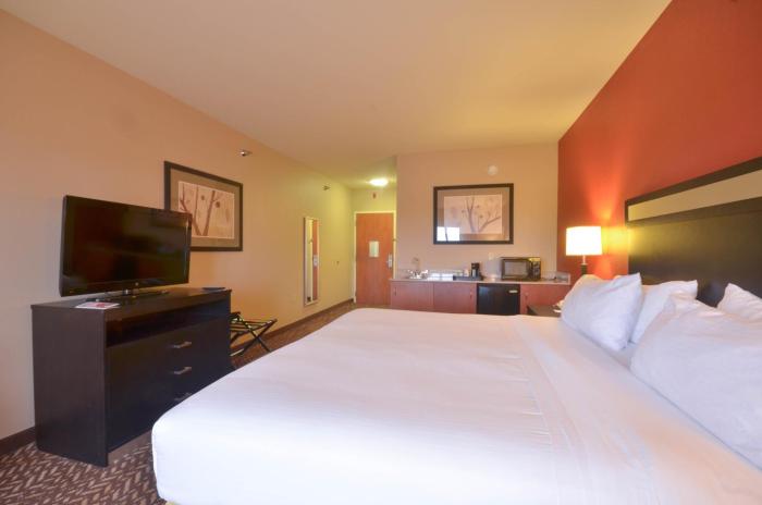 holiday inn express and suites pine bluff pines ma