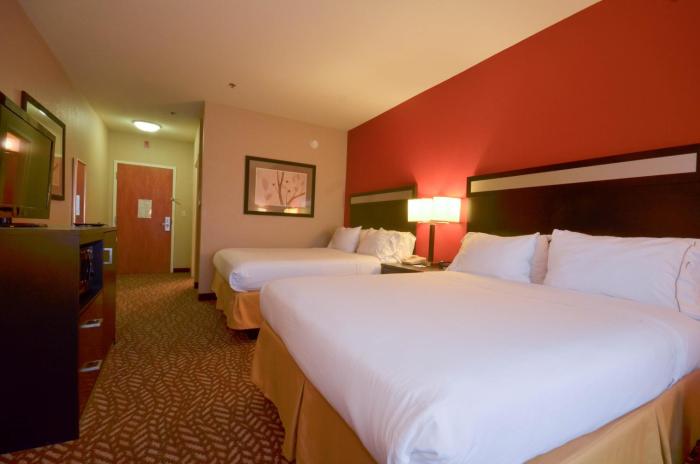 holiday inn express and suites pine bluff pines ma