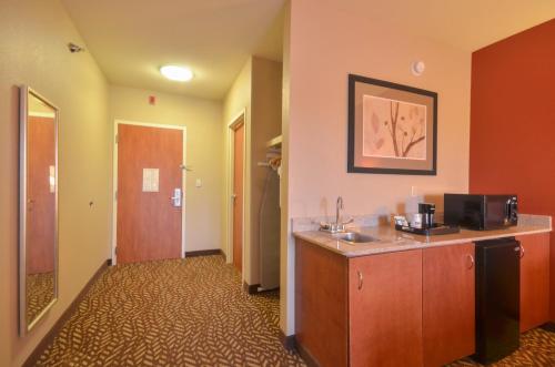 holiday inn express and suites pine bluff pines ma