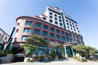 mountains and ocean sports hotel