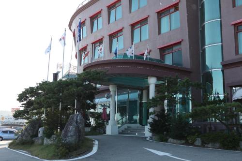 mountains and ocean sports hotel