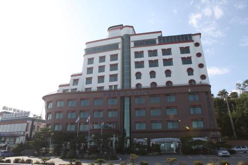 mountains and ocean sports hotel