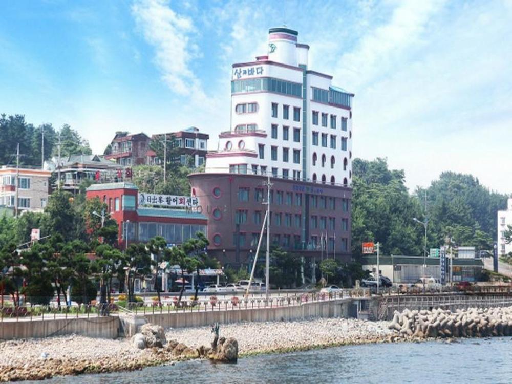 mountains and ocean sports hotel