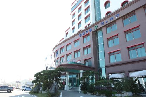 mountains and ocean sports hotel