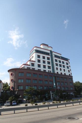 mountains and ocean sports hotel