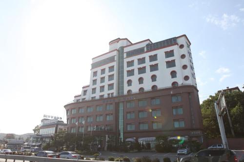 mountains and ocean sports hotel