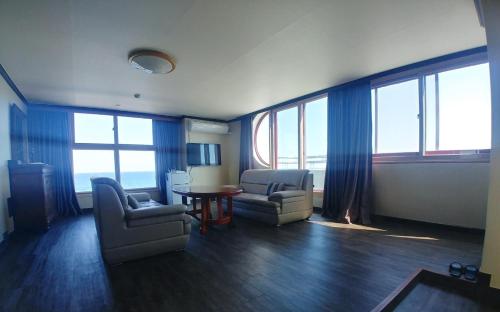 mountains and ocean sports hotel