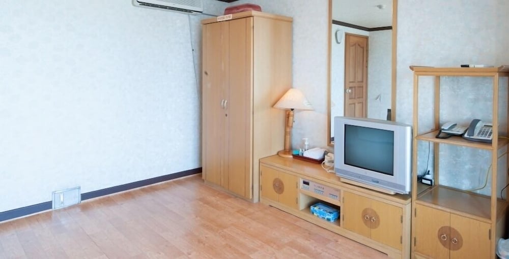 mountains and ocean sports hotel