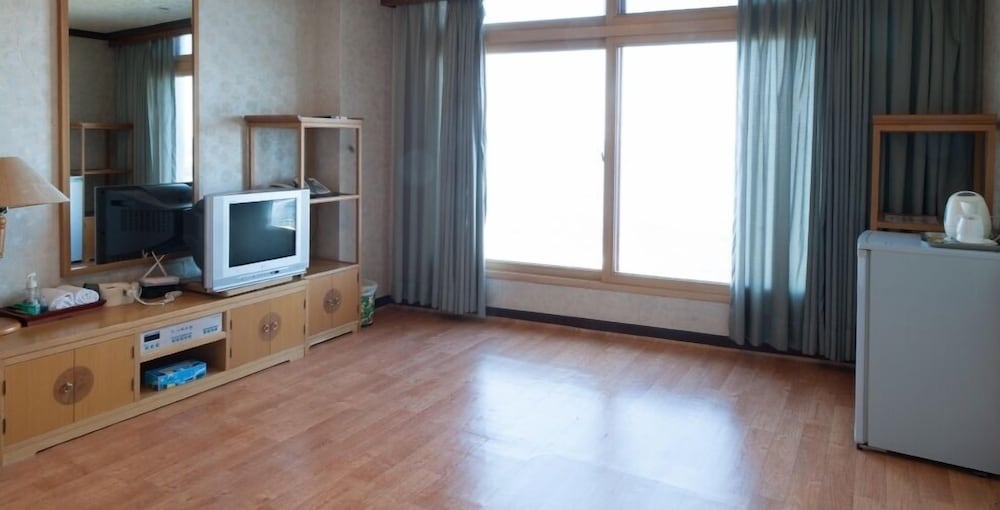 mountains and ocean sports hotel