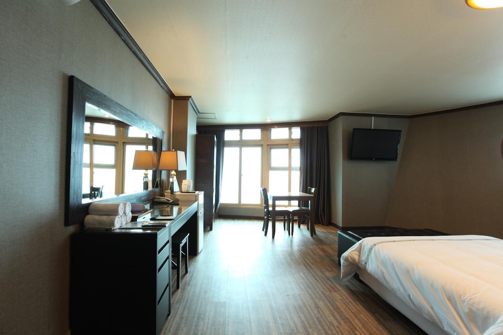 mountains and ocean sports hotel