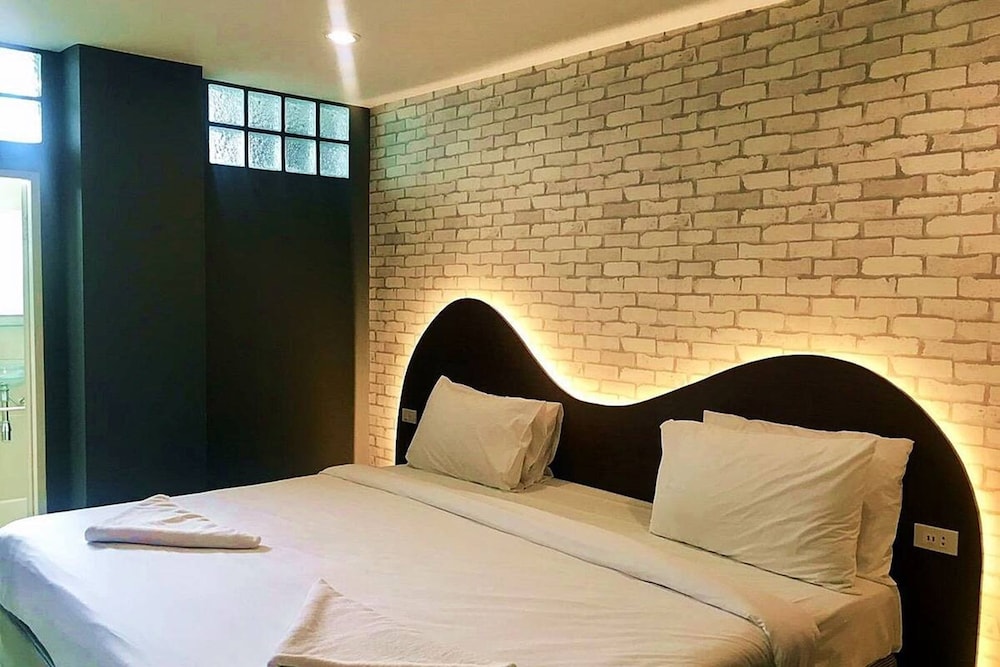 ton aor place hotel ratchada