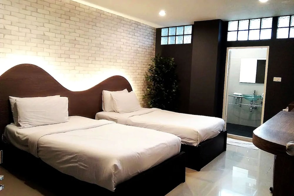 ton aor place hotel ratchada