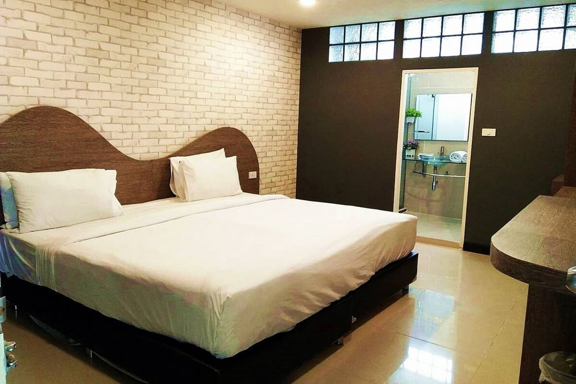 ton aor place hotel ratchada