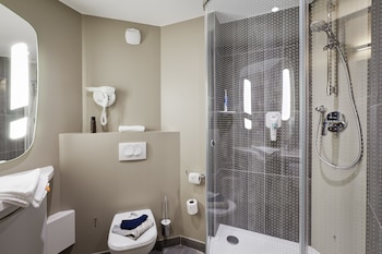 ibis lyon carre de soie hotel