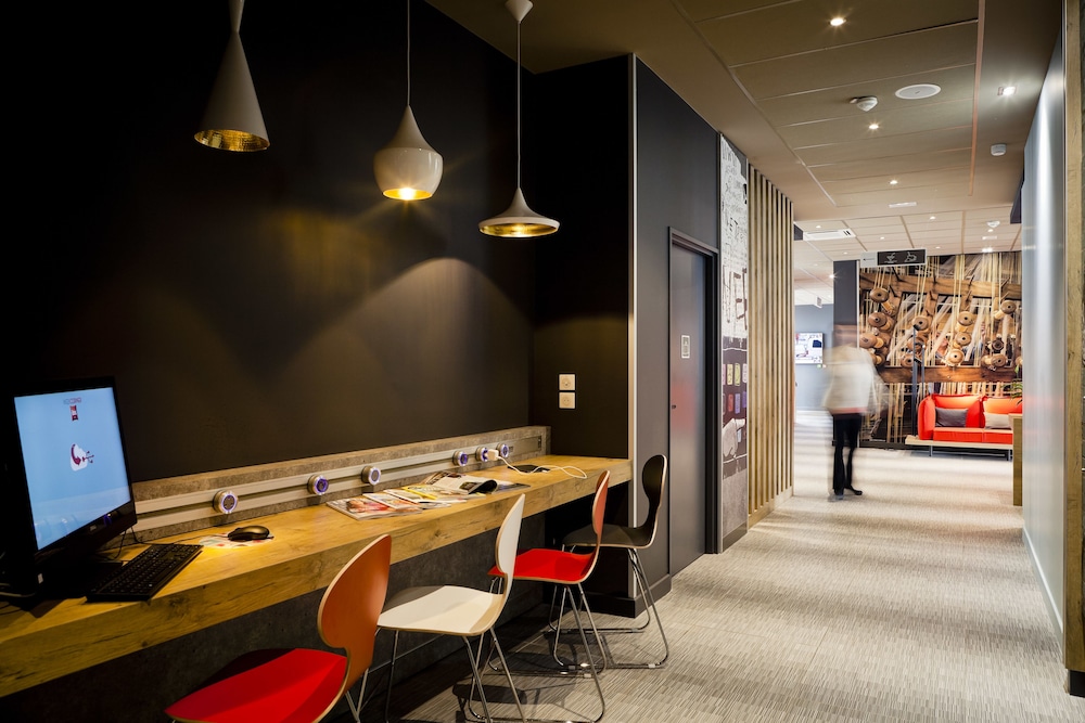 ibis lyon carre de soie hotel