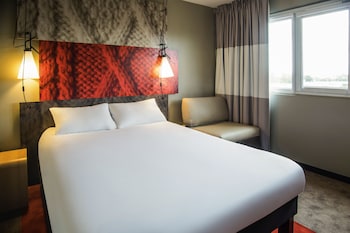 ibis lyon carre de soie hotel