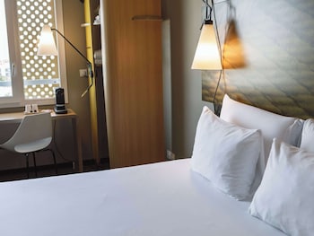 ibis lyon carre de soie hotel