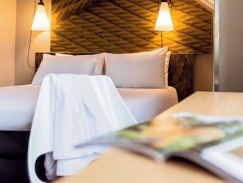 ibis lyon carre de soie hotel