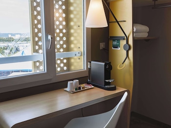 ibis lyon carre de soie hotel