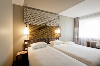 ibis lyon carre de soie hotel