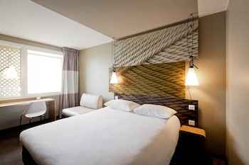 ibis lyon carre de soie hotel