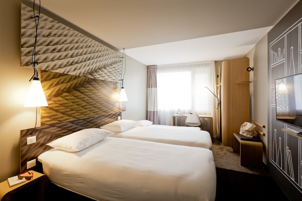 ibis lyon carre de soie hotel