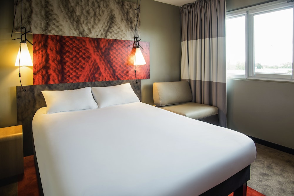 ibis lyon carre de soie hotel