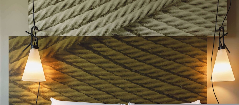 ibis lyon carre de soie hotel