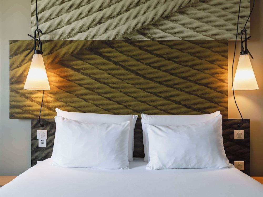 ibis lyon carre de soie hotel