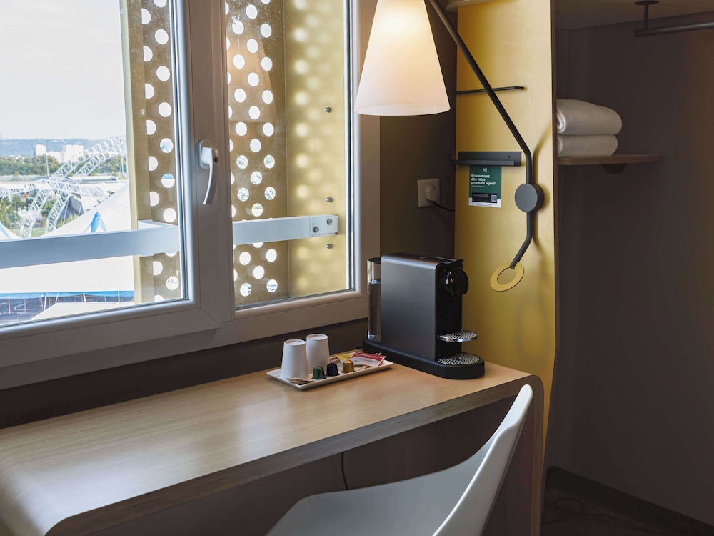 ibis lyon carre de soie hotel