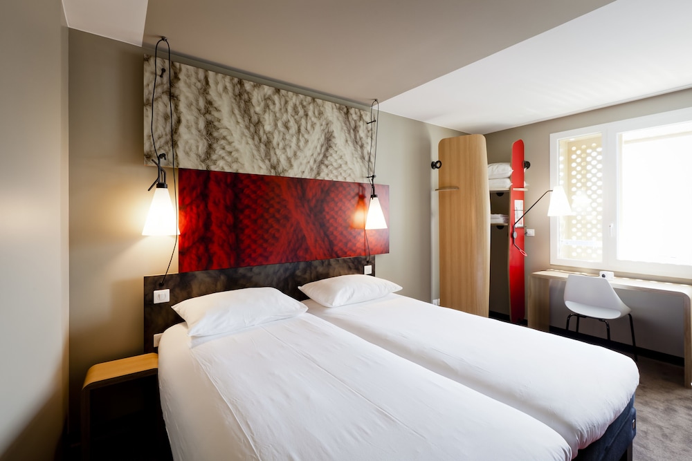 ibis lyon carre de soie hotel