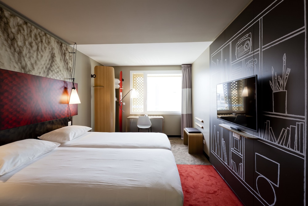 ibis lyon carre de soie hotel