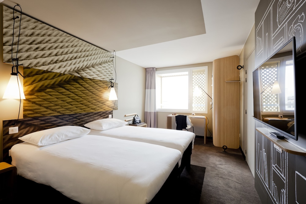 ibis lyon carre de soie hotel