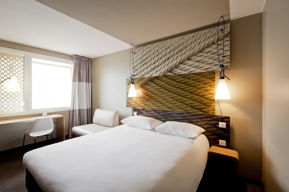 ibis lyon carre de soie hotel