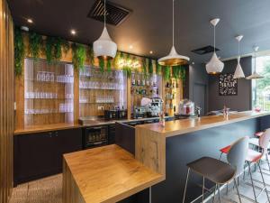 ibis lyon carre de soie hotel