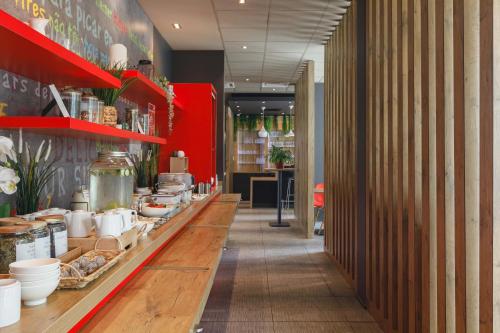 ibis lyon carre de soie hotel