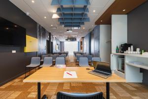 ibis lyon carre de soie hotel